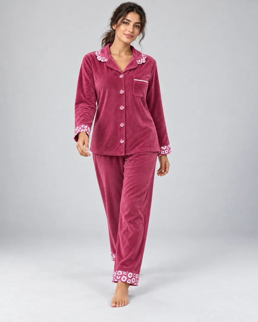 Pyjama Femme en Velours Rose Framboise – Col Fleuri & Confort Douillet