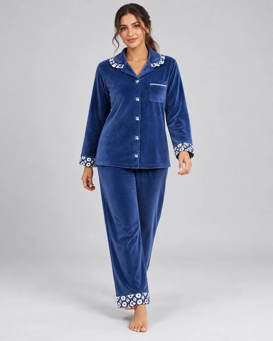 Pyjama Femme en Velours Bleu Marine – Col Fleuri & Confort Douillet