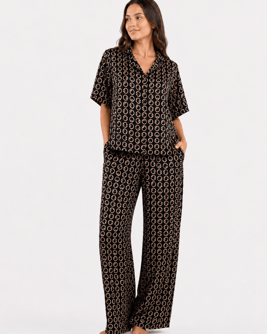 Pyjama Satin Noir Monogramme – Coupe Oversize