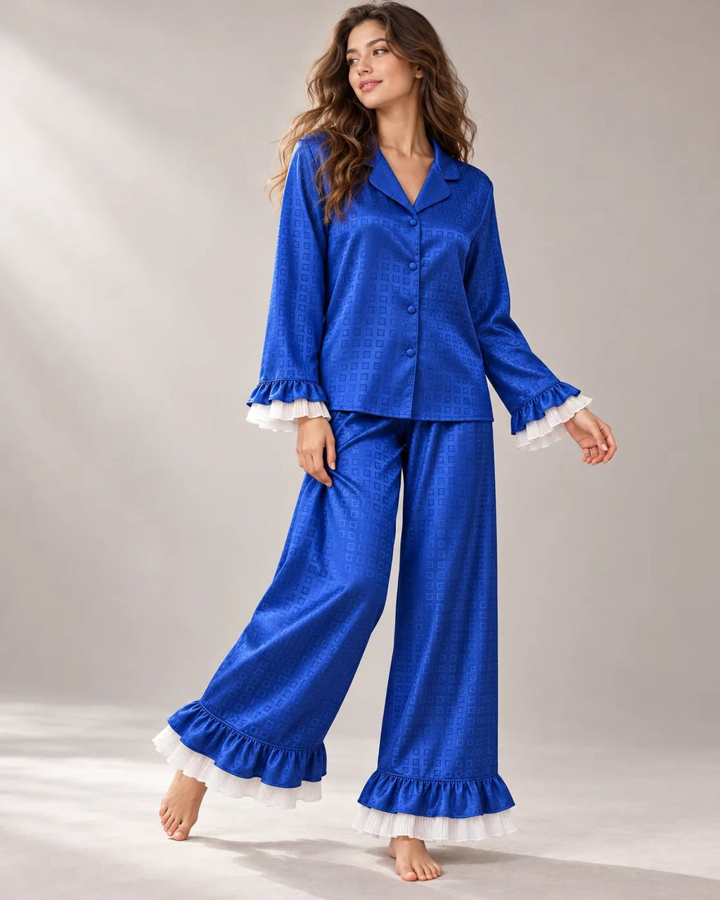 Pyjama Femme Satin Jacquard Fluide Bleu Royal à Volants - La Sprezzatura pyjamas
