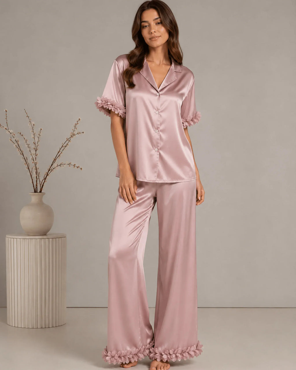PYJAMA SATIN ROSE POUDRÉ À FINITIONS FLORALES - La Sprezzatura pyjamas