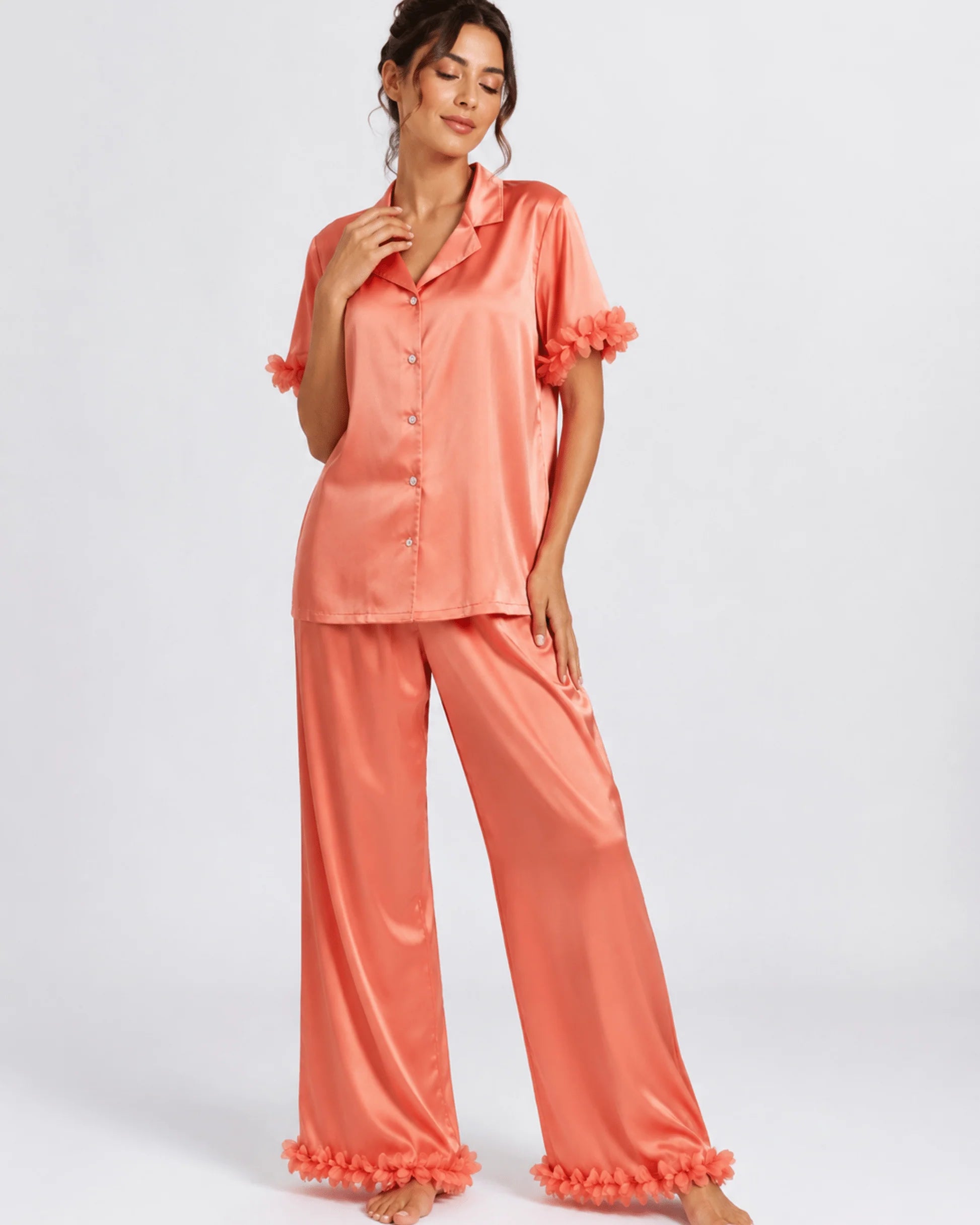 Pyjama Satin Saumon Femme – Ensemble Satiné Fluide à Détails Floraux - La Sprezzatura pyjamas