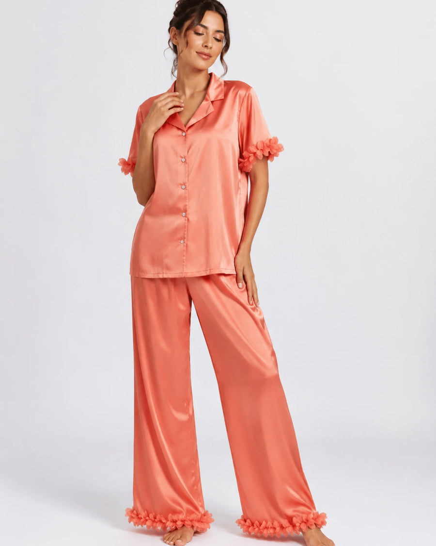 Pyjama Satin Saumon Femme – Ensemble Satiné Fluide à Détails Floraux