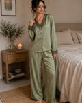 Pyjama Satin Vert Sauge Jacquard Dentelle – Ensemble Femme Élégant - La Sprezzatura pyjamas
