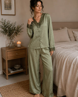 Pyjama Satin Vert Sauge Jacquard Dentelle – Ensemble Femme Élégant - La Sprezzatura pyjamas