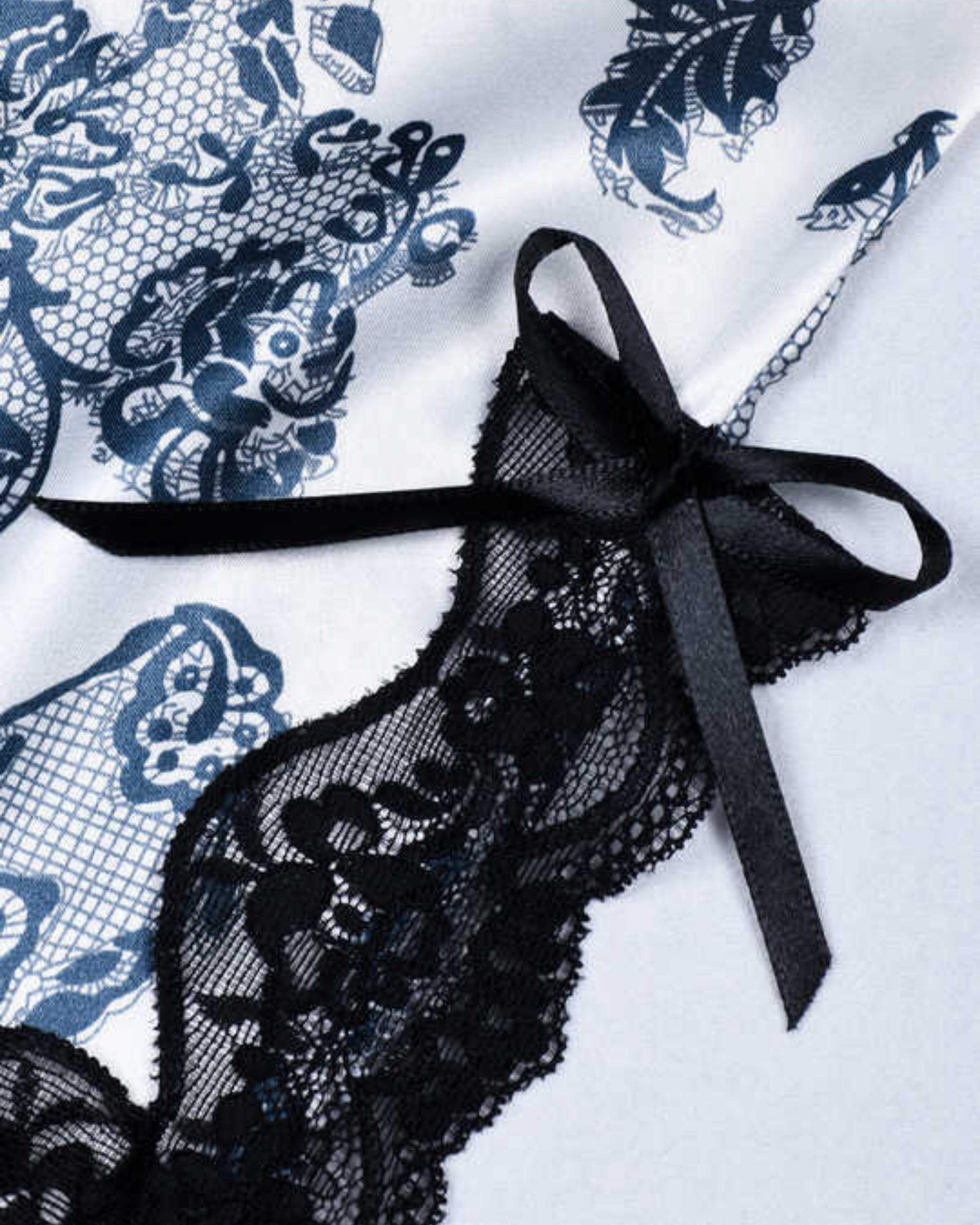 NUISETTE SATIN BLANCHE À IMPRIMÉ FLORAL BLEU ET DENTELLE NOIRE
